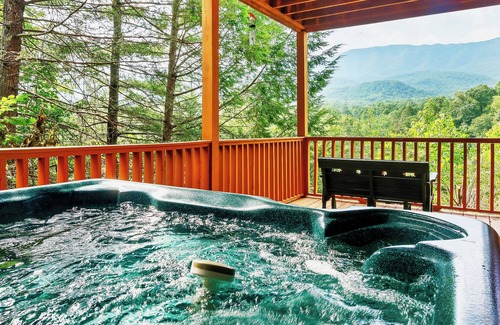 Pittman Center Cabin | Luxury Cabin with Breathtaking Views: Sleeps 16, Hot Tub, Pool Table, Games!