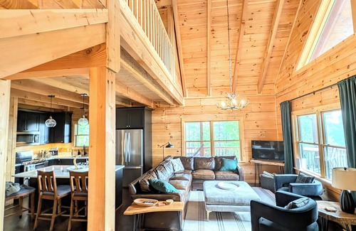 Morganton Cabin | Luxury Cabin with Hiking, Kayaks & Paddle Boards. Mountain Views near Lake James
