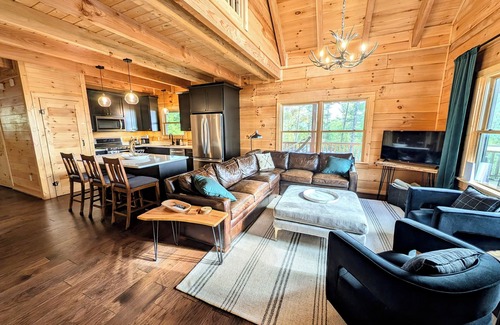 Morganton Cabin | Luxury Cabin with Hiking, Kayaks & Paddle Boards. Mountain Views near Lake James