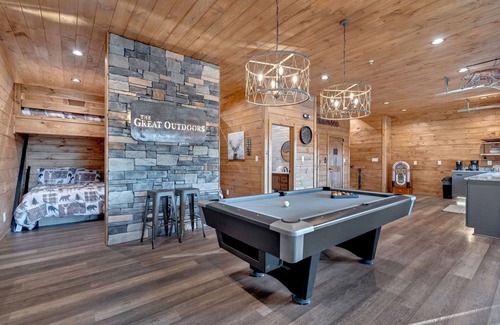 Gatlinburg - Pigeon Forge Cabin | Luxury Cabin with Views, Pool, Elevator, Outdoor Kitchen and Indoor/Outdoor Bar