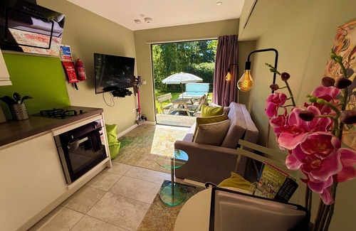 Newton Ferrers Cabin | Luxury Camping Pod with Private Hot Tub & Garden in Devon
