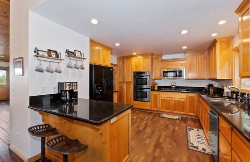 Castle Glen Estates Cabin | Luxury Castle Glen Home! PET FRIENDLY 🐾! Central A/C! Mountain Views! Theater Room! Fully Fenced Back Yard! 2 Game Rooms! Spa!