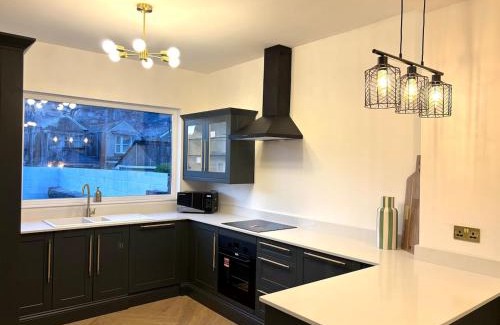 Neath House | Luxury Center Neath Stay