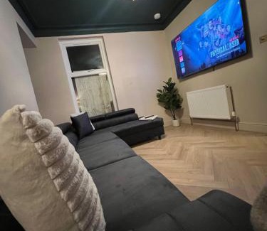 Neath House | Luxury Center Neath Stay