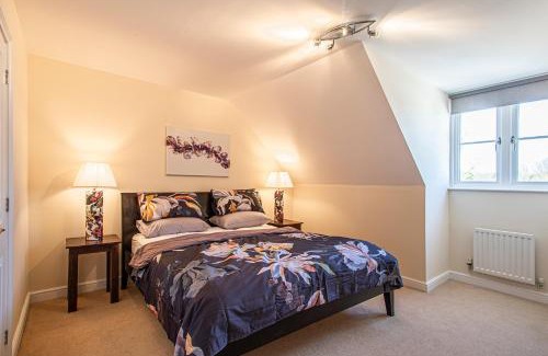Canterbury House | Luxury Central Home - Superking bed, secure FREE parking