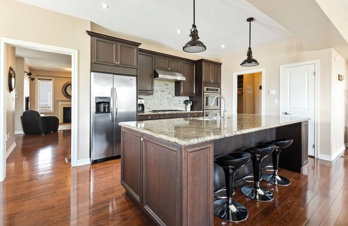 Craigleith Ski Chalet | Luxury Chalet w Hot Tub-Steps to Beach/Mountains
