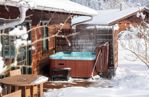 Ruhpolding Apartment | Luxury chalet category 1, 85sqm, 2 bedrooms, 2 bathrooms, fireplace, terrace with Jacuzzi