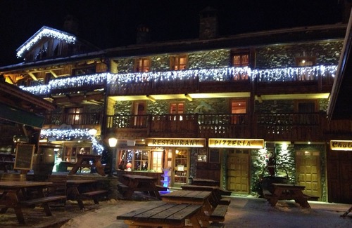 Les Brevieres Ski Chalet | Luxury chalet rental Tignes les Brévières Val d'Isère ski in/out wifi fireplace