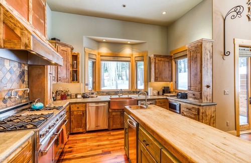 Truckee House | Luxury Chalet with Hot Tub in Private Setting - Tahoe Donner by RedAwning