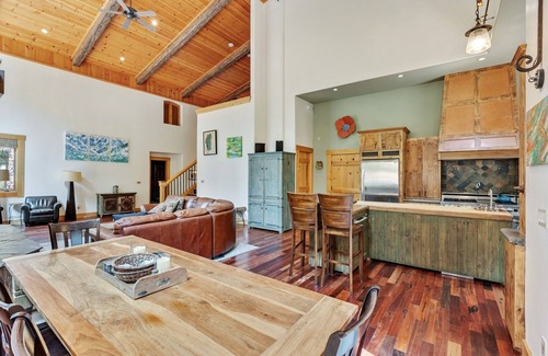 Truckee House | Luxury Chalet with Hot Tub in Private Setting - Tahoe Donner by RedAwning