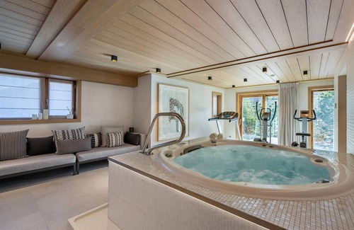 Le Raffort Ski Chalet | Luxury Chalet with Spa, 6 Bedrooms, Half-Board, Nearby Ski Lifts, Shuttle Service