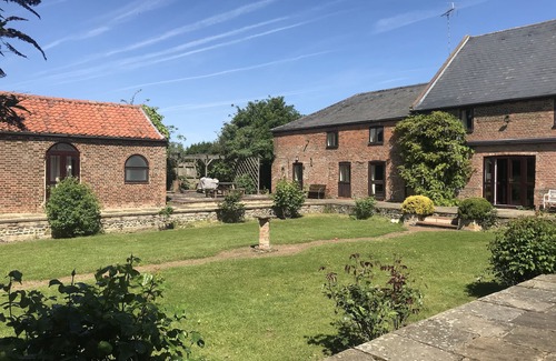 King's Lynn House | Luxury Character Barn With Private Indoor Heated Pool and Sky TV - Sleeps Max 16