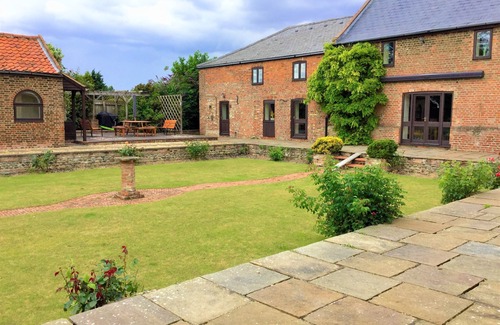 King's Lynn House | Luxury Character Barn With Private Indoor Heated Pool and Sky TV - Sleeps Max 16