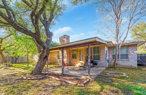Woods of Shavano House | LUXURY! charming home w garage. Near Fiesta, Rim & la Cantera! Sleeps 8