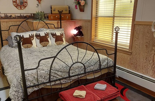 Mannville Bed & Breakfast | Luxury Church Stay with Free Breakfast, sleeps up to 6