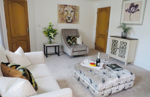 Bridgend House | Luxury Coach House 5-bedrooms Sleeps 12 Close to Bridgend Town & Beach
