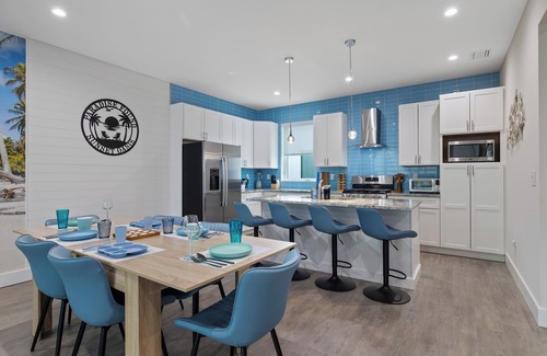 Largo House | LUXURY Coastal Modern Sunset Oasis with Beautiful ROOFTOP