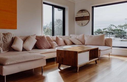 St Helens House | Luxury Coastal Retreat - Short Stroll to St Helens