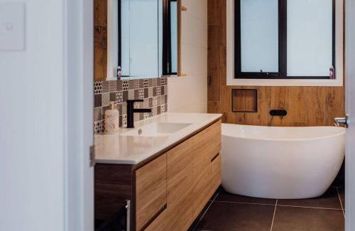 St Helens House | Luxury Coastal Retreat - Short Stroll to St Helens