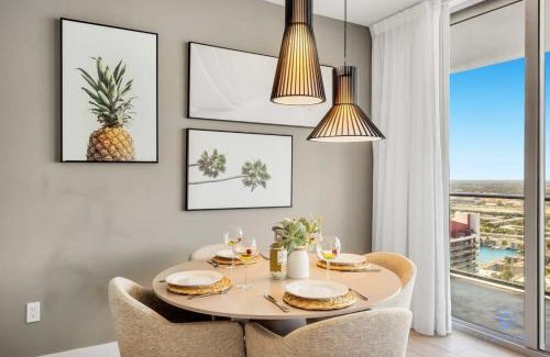 Hollywood South Central Beach Apartment | Luxury Coastal Stay, Bay View, Free Valet Parking