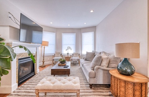 City Point House | Luxury & Comfort BEACHFRONT TOWNHOUSE #1 in South Boston