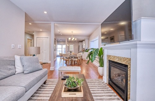 City Point House | Luxury & Comfort BEACHFRONT TOWNHOUSE #1 in South Boston
