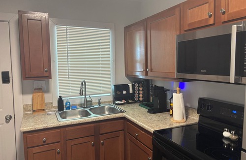 Jacksonville House | Luxury Comfort: King Size Bed , LED Massage Sofas , Cozy FirePit & Gazebo