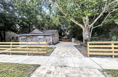 Jacksonville House | Luxury Comfort: King Size Bed , LED Massage Sofas , Cozy FirePit & Gazebo