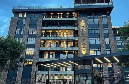 Sandown Apartment | Luxury, Comfort, & Unforgettable View of Sandton