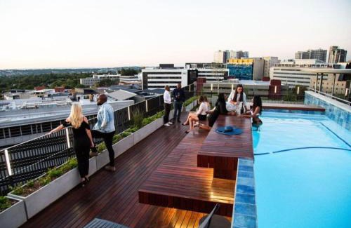 Sandown Apartment | Luxury, Comfort, & Unforgettable View of Sandton