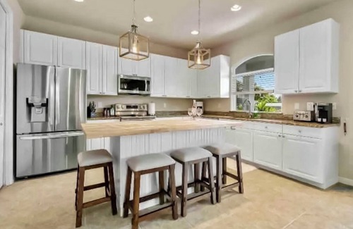 Yacht Club Villa | Luxury, Comfort & Waterfront Bliss – Welcome to Villa Del Rio