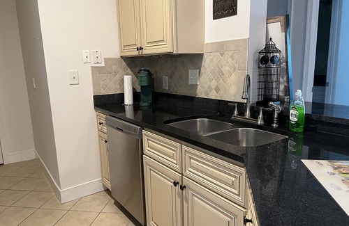 Charleston Condo | Luxury Condo 2 miles to the beach! Great for traveling Nurses!