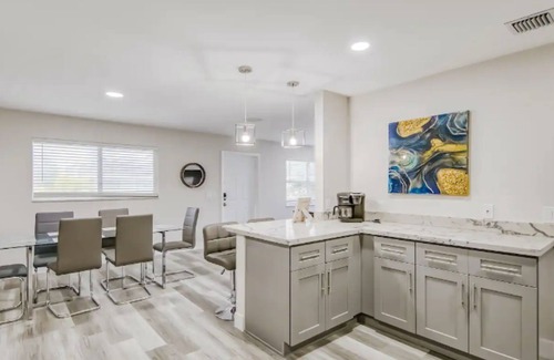 Palm Beach Shores Condo | Luxury Condo ~ Near Beach | Hot Tub | Dog Friendly
