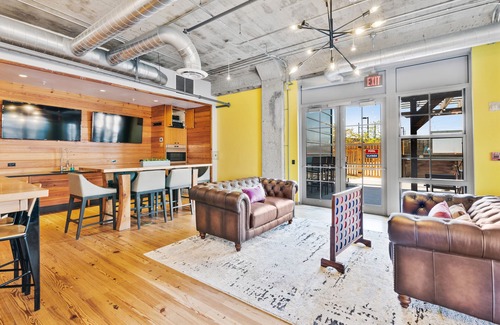 Everett Condo | Luxury Condo Near Downtown | King Bed, Gym, Pool