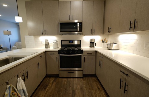 Jefferson Park Condo | Luxury Condo - Pet Friendly - Executive Rental