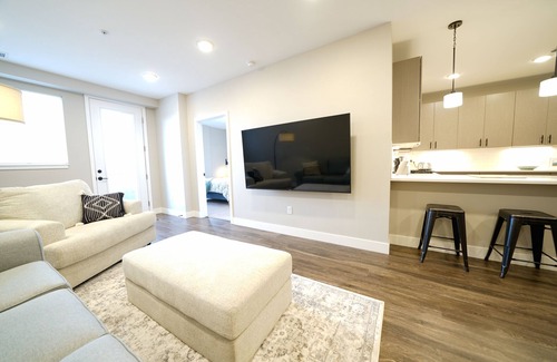 Jefferson Park Condo | Luxury Condo - Pet Friendly - Executive Rental