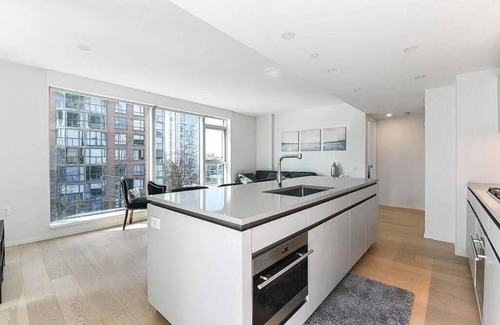 Granville Island Condo | LUXURY CONDO SLEEPS 6-8, DT VANCOUVER!