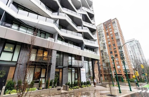 Granville Island Condo | LUXURY CONDO SLEEPS 6-8, DT VANCOUVER!