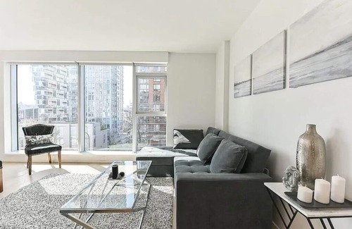 Granville Island Condo | LUXURY CONDO SLEEPS 6-8, DT VANCOUVER!