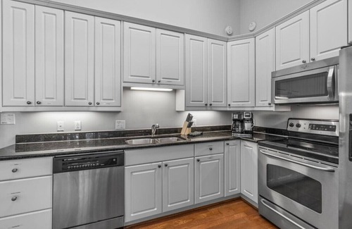 Old Shandon Apartment | Luxury Condo: USC, Ft Jackson