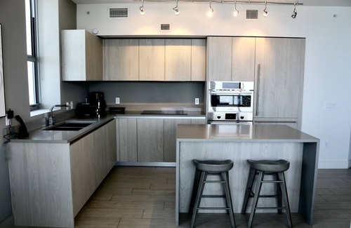 Hollywood South Central Beach Condo | Luxury Condo w/JACUZZI & AMENITIES