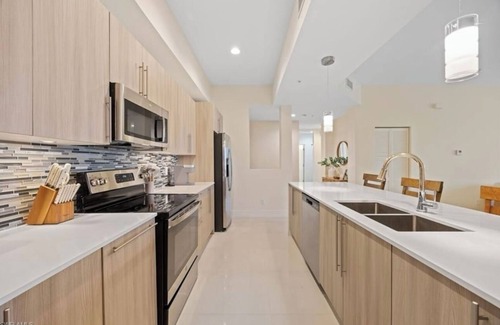 Majestic Palms Condo | Luxury Condo with pool and hot tub. Minutes from Fort myers beach and more