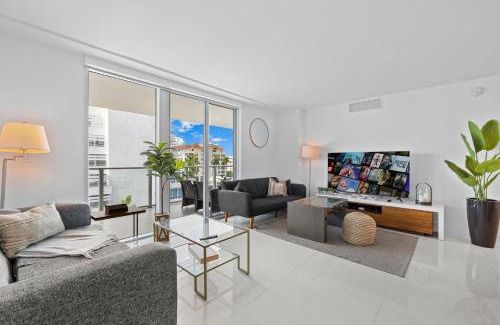 Bay Harbor Islands House | Luxury Condo with Rooftop Pool - 5-Min to Beach