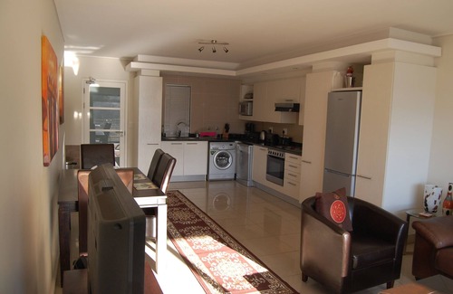 Plumstead Apartment | Luxury CONSTANTIA CAPE TOWN Apartment , Mountain View , Satelite TV, Gym , Wifi