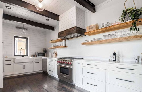Fredericksburg House | Luxury Container Home - Near Alamo Springs Cafe
