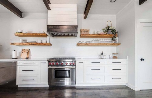 Fredericksburg House | Luxury Container Home - Near Alamo Springs Cafe