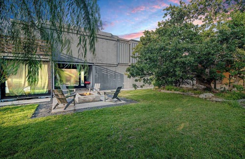 Fredericksburg House | Luxury Container Home - Near Alamo Springs Cafe