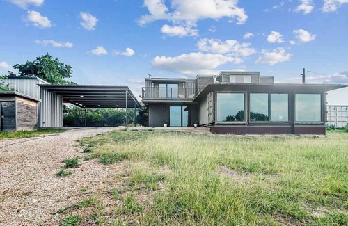 Fredericksburg House | Luxury Container Home - Near Alamo Springs Cafe