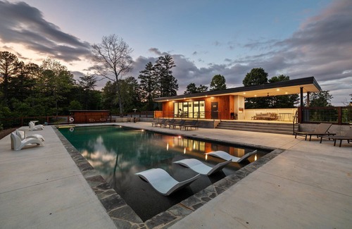 Young Harris Cabin | Luxury Container | Hammock, Fire Pit + Pool