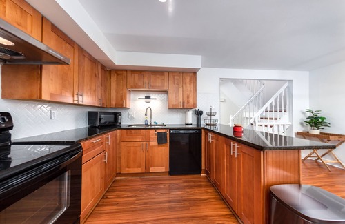 Franconia House | Luxury contemporary modern home mins away from DC!